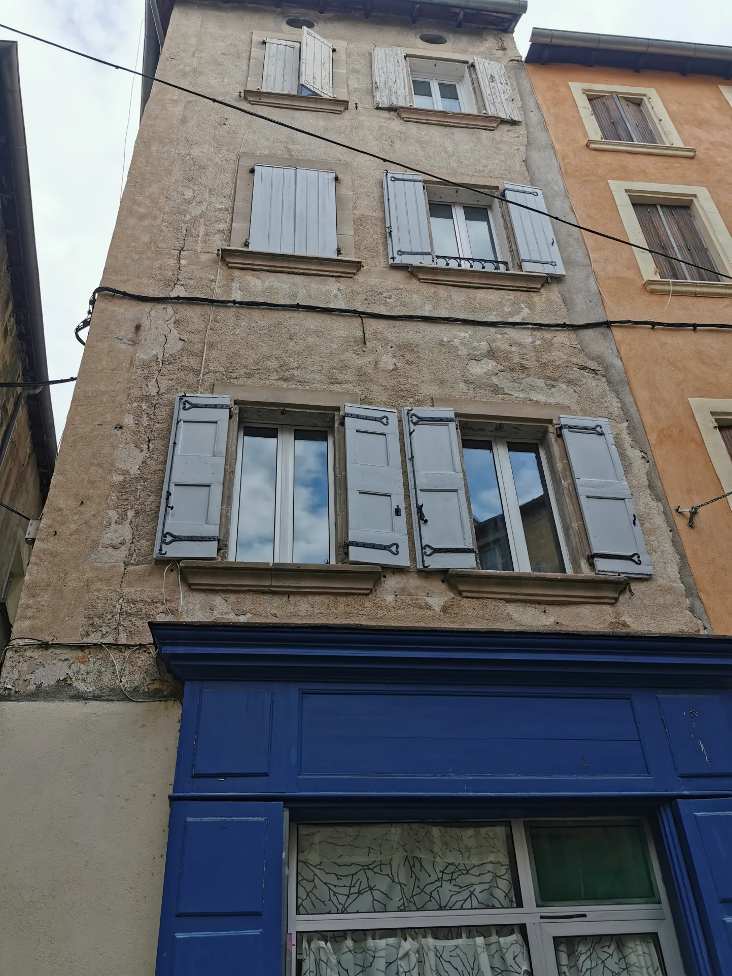 Investissement locatif à Lodève : T1 loué avec cave dans rue piétonne 