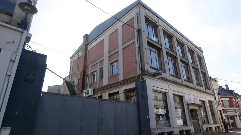 Immeuble polyvalent de 1270 m² à Ham avec parking et grande façade vitrée 