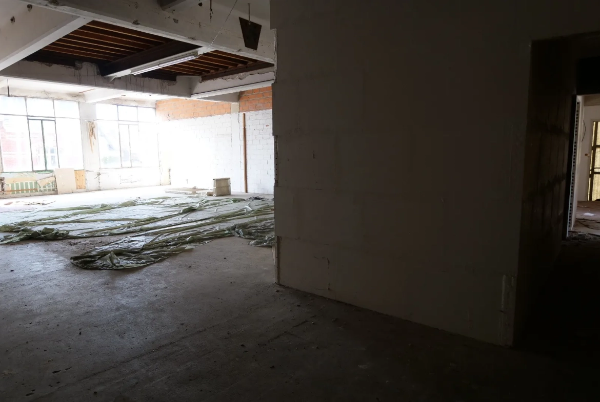 Immeuble polyvalent de 1270 m² à Ham avec parking et grande façade vitrée 