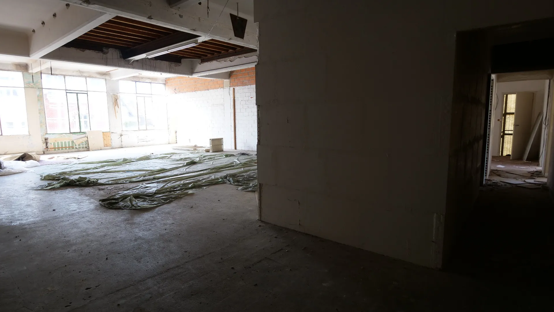 Immeuble polyvalent de 1270 m² à Ham avec parking et grande façade vitrée 