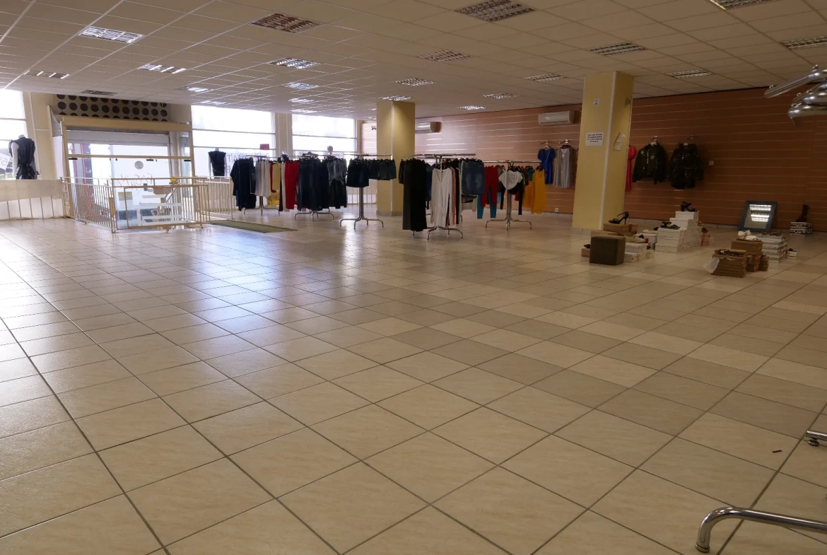 Immeuble polyvalent de 1270 m² à Ham avec parking et grande façade vitrée 