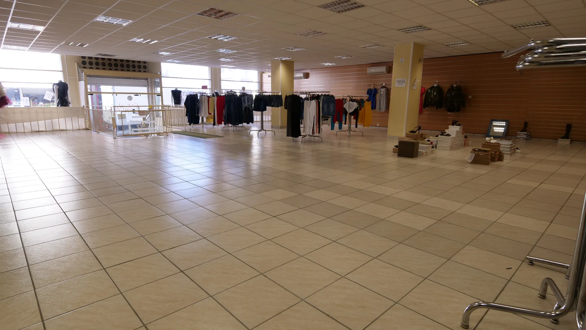 Immeuble polyvalent de 1270 m² à Ham avec parking et grande façade vitrée 