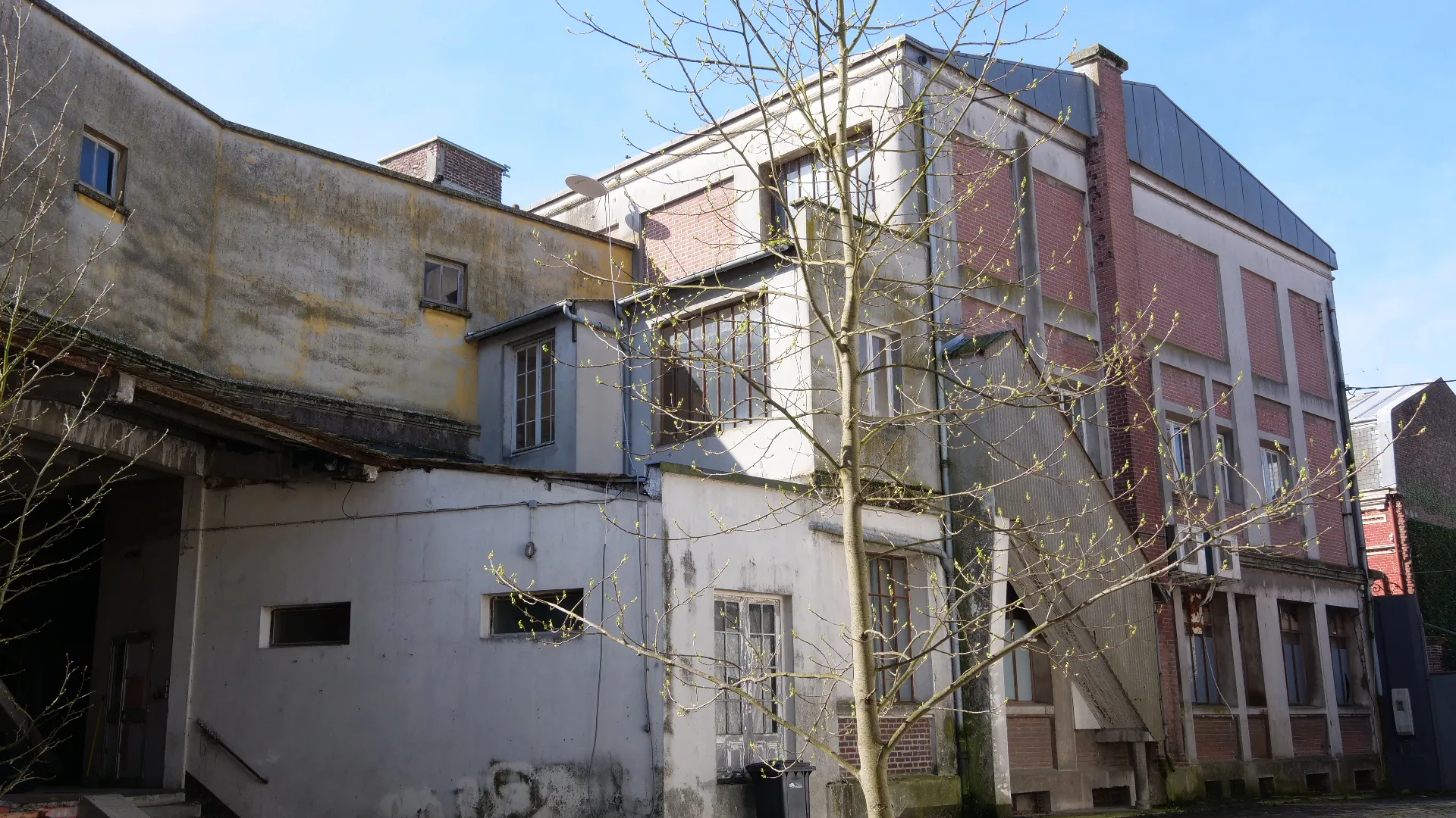 Immeuble polyvalent de 1270 m² à Ham avec parking et grande façade vitrée 