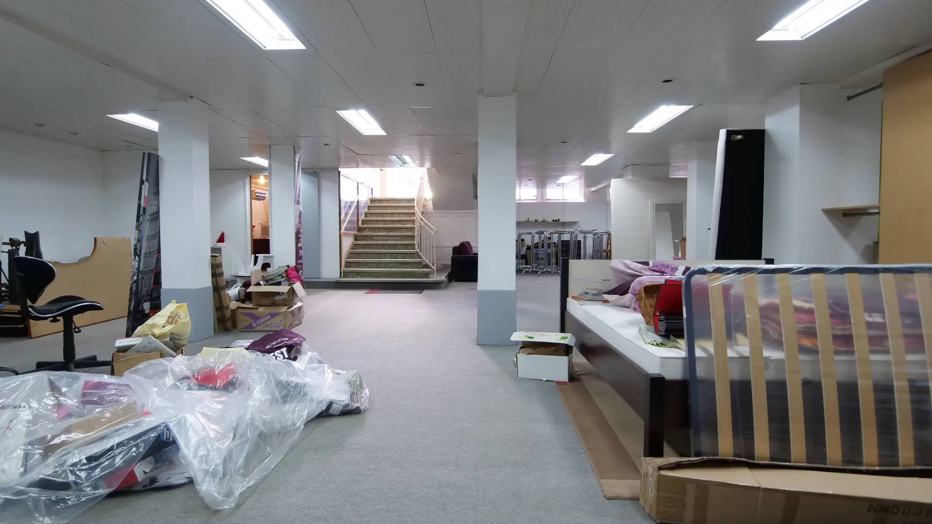 Immeuble polyvalent de 1270 m² à Ham avec parking et grande façade vitrée 