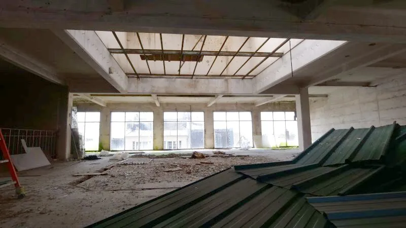 Immeuble polyvalent de 1270 m² à Ham avec parking et grande façade vitrée 