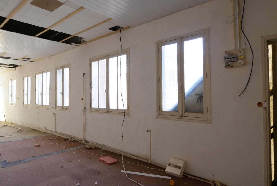 Immeuble polyvalent de 1270 m² à Ham avec parking et grande façade vitrée 