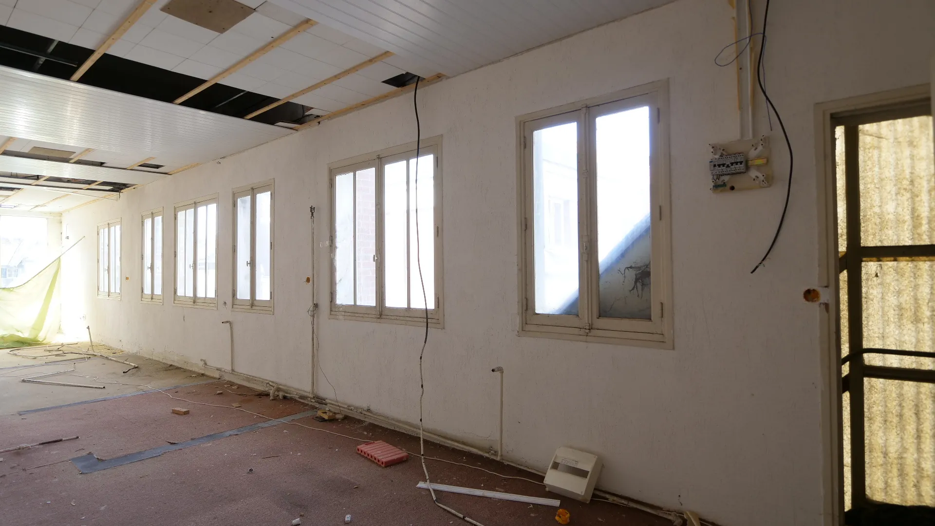 Immeuble polyvalent de 1270 m² à Ham avec parking et grande façade vitrée 