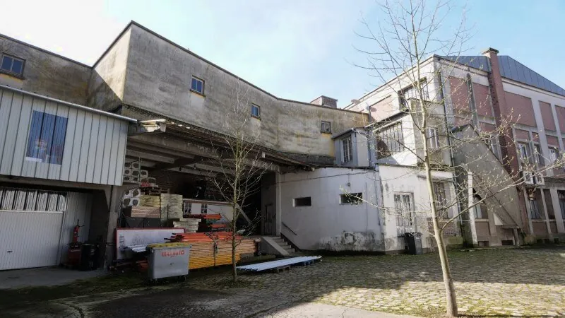 Immeuble polyvalent de 1270 m² à Ham avec parking et grande façade vitrée 