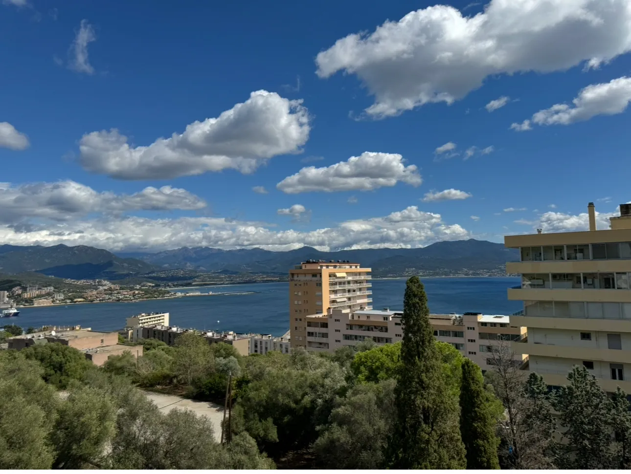Vente d'un T2 rénové avec terrasse vue mer à Ajaccio 