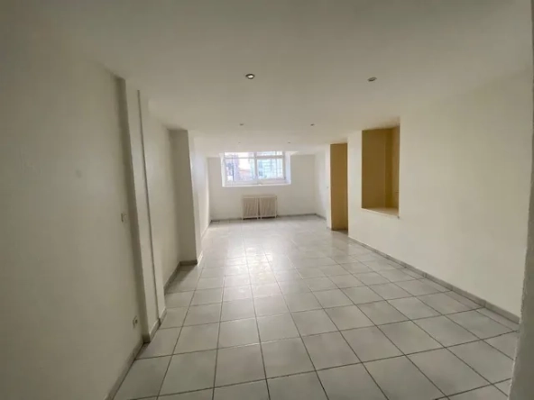 Appartement T5 avec cave à Belfort, faible charge, chauffage gaz, proximité du cinéma