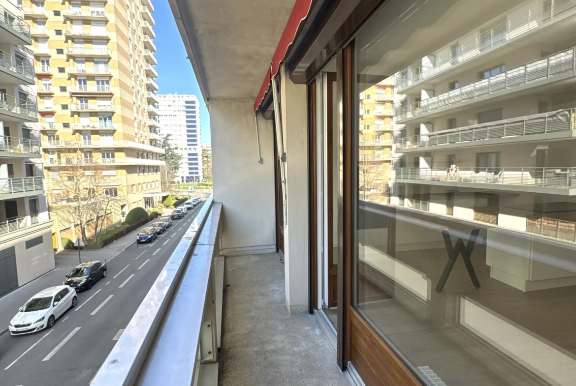Appartement T3 rénové avec balcon, cave et garage à Saint-Étienne - Cité du design 