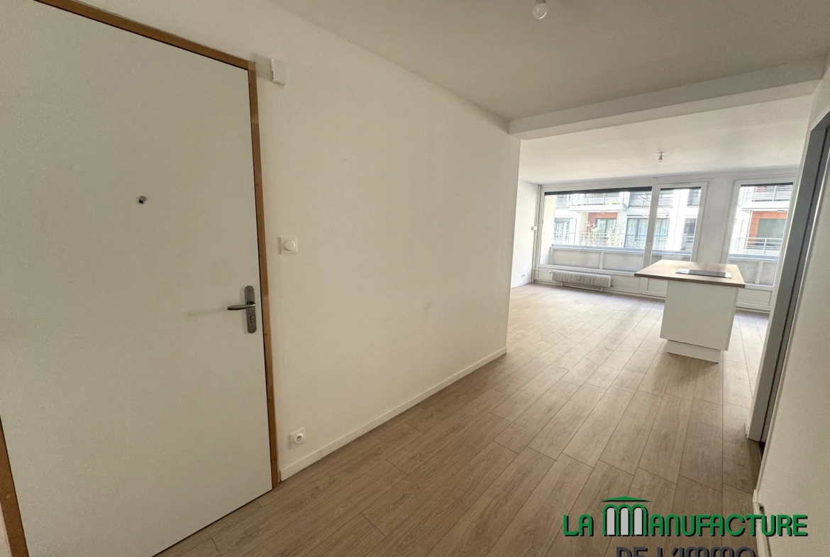 Appartement T3 rénové avec balcon, cave et garage à Saint-Étienne - Cité du design 