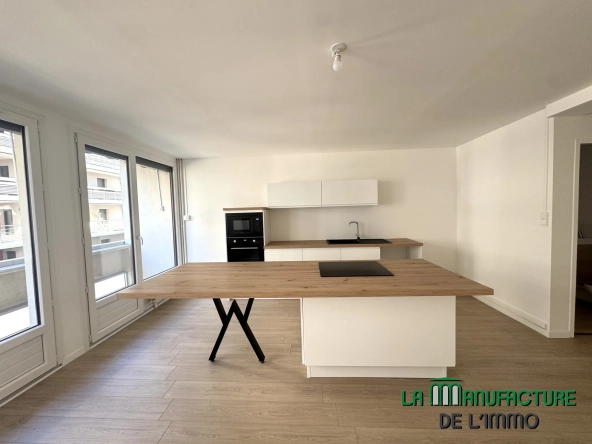 Appartement T3 rénové avec balcon, cave et garage à Saint-Étienne - Cité du design