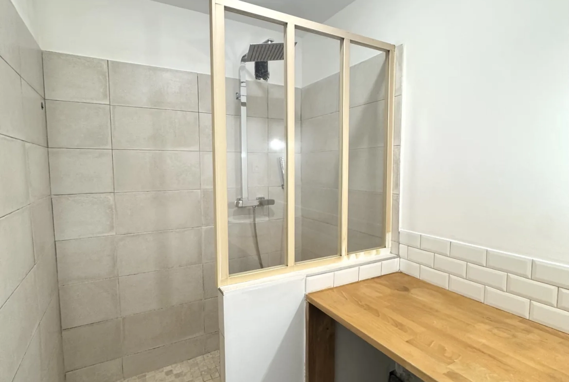Appartement T3 rénové avec balcon, cave et garage à Saint-Étienne - Cité du design 