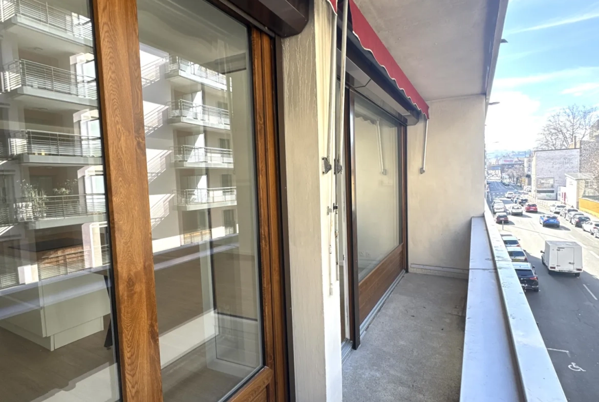 Appartement T3 rénové avec balcon, cave et garage à Saint-Étienne - Cité du design 