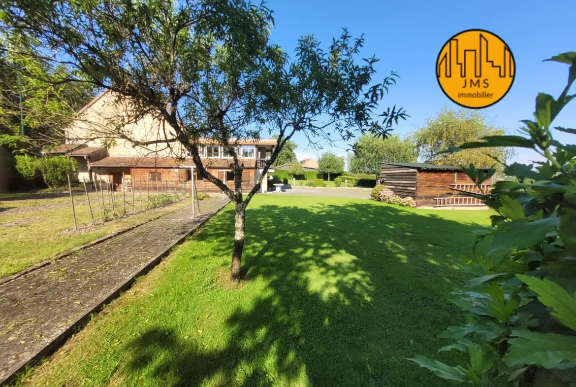 Grande maison familiale à Saint-Hilaire avec véranda, panneaux solaires et dépendances 