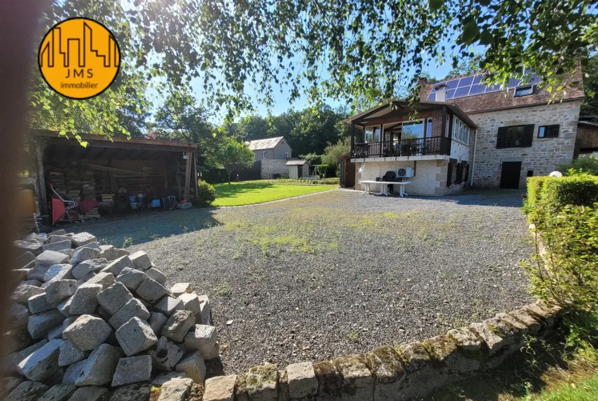 Grande maison familiale à Saint-Hilaire avec véranda, panneaux solaires et dépendances 