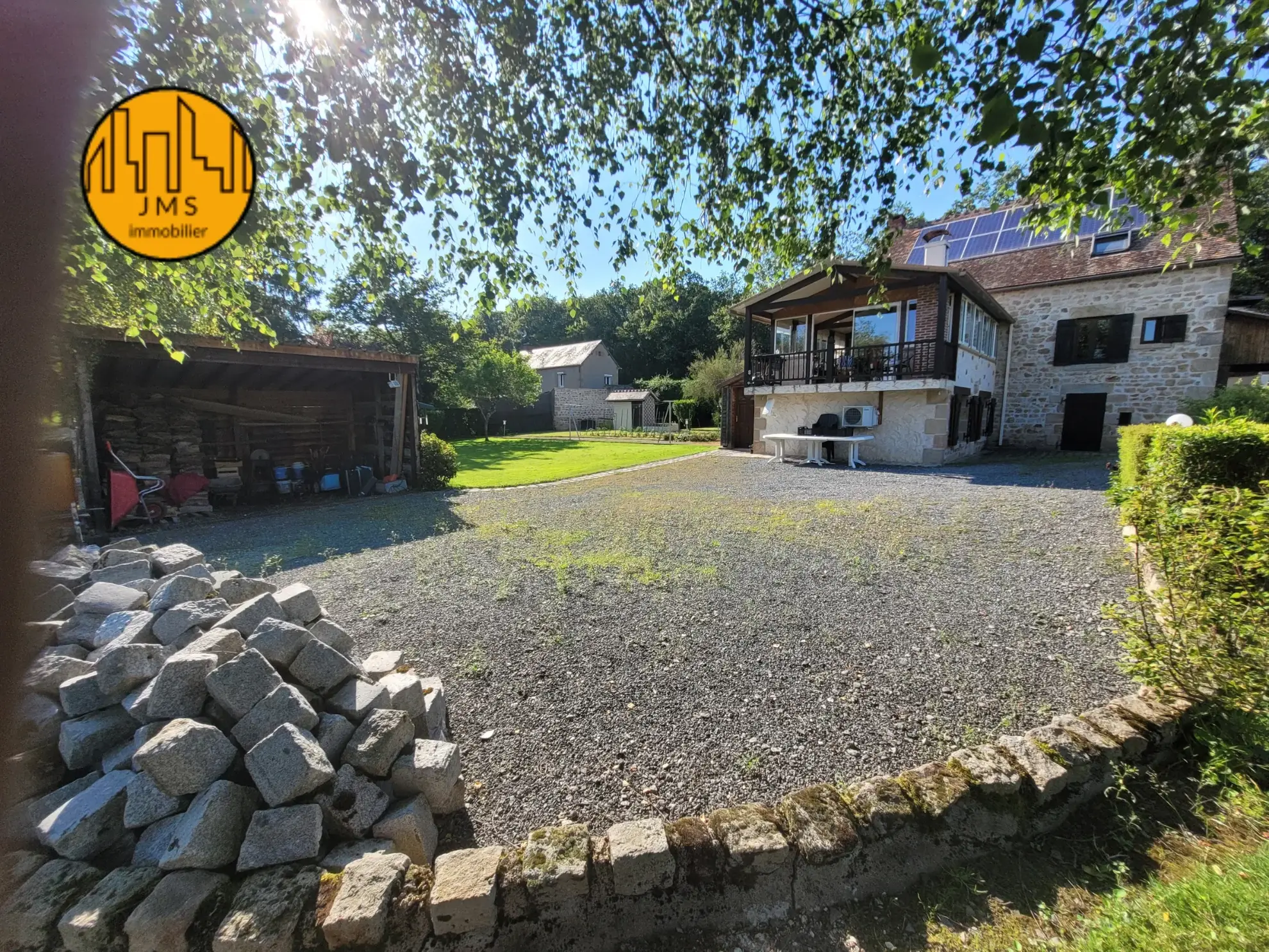Grande maison familiale à Saint-Hilaire avec véranda, panneaux solaires et dépendances 