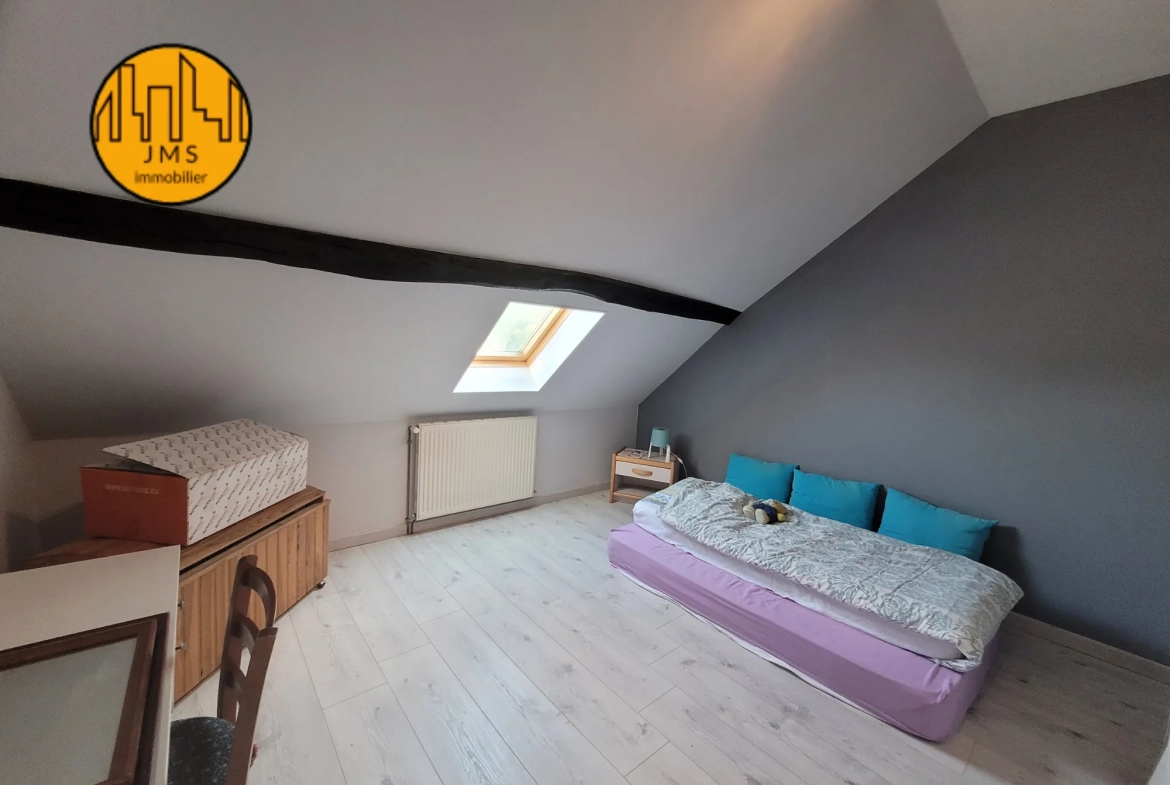 Grande maison familiale à Saint-Hilaire avec véranda, panneaux solaires et dépendances 