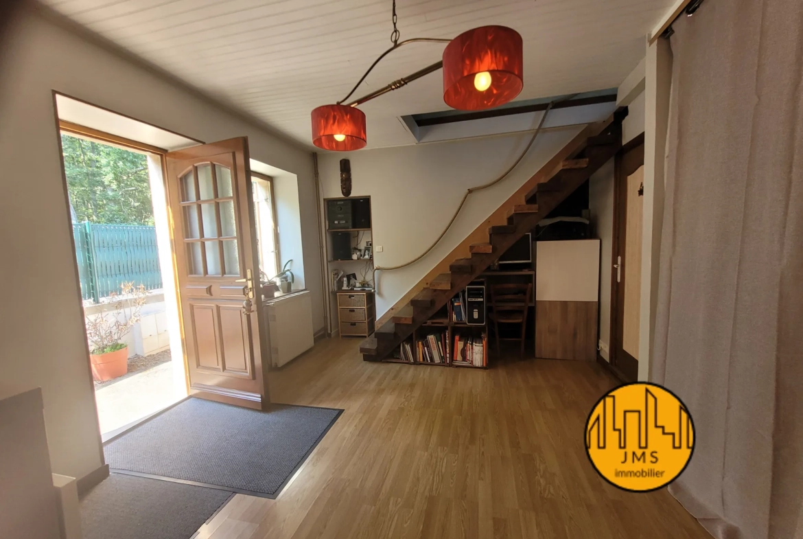 Grande maison familiale à Saint-Hilaire avec véranda, panneaux solaires et dépendances 