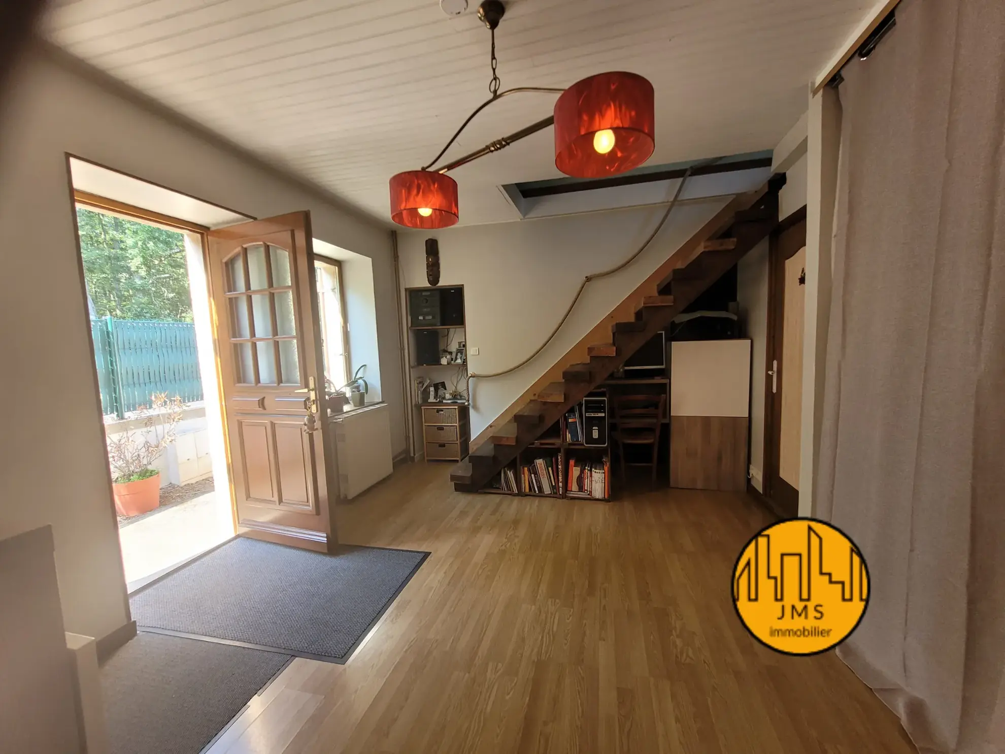 Grande maison familiale à Saint-Hilaire avec véranda, panneaux solaires et dépendances 
