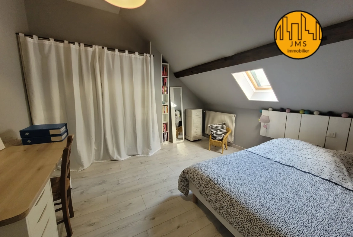 Grande maison familiale à Saint-Hilaire avec véranda, panneaux solaires et dépendances 