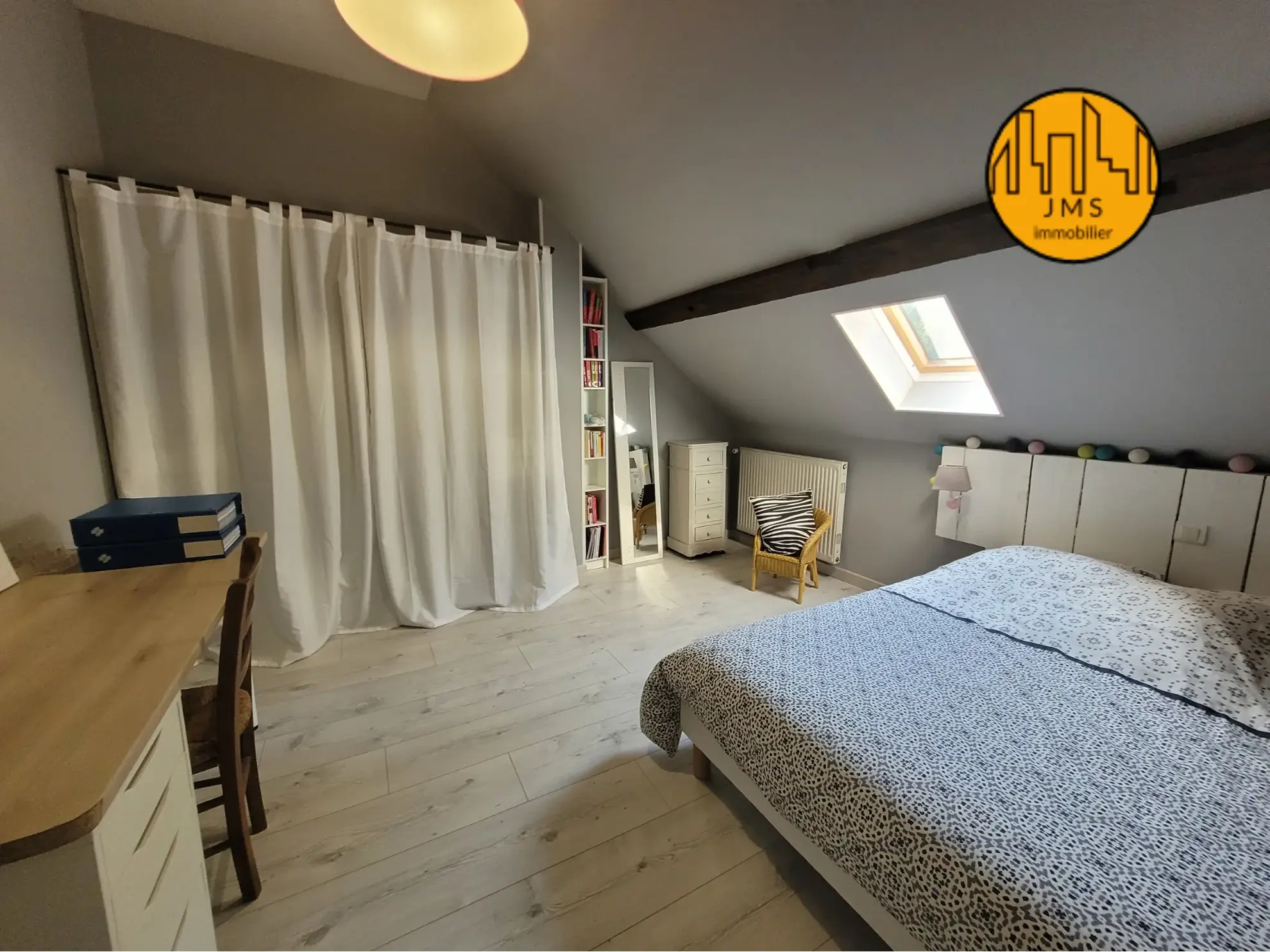 Grande maison familiale à Saint-Hilaire avec véranda, panneaux solaires et dépendances 