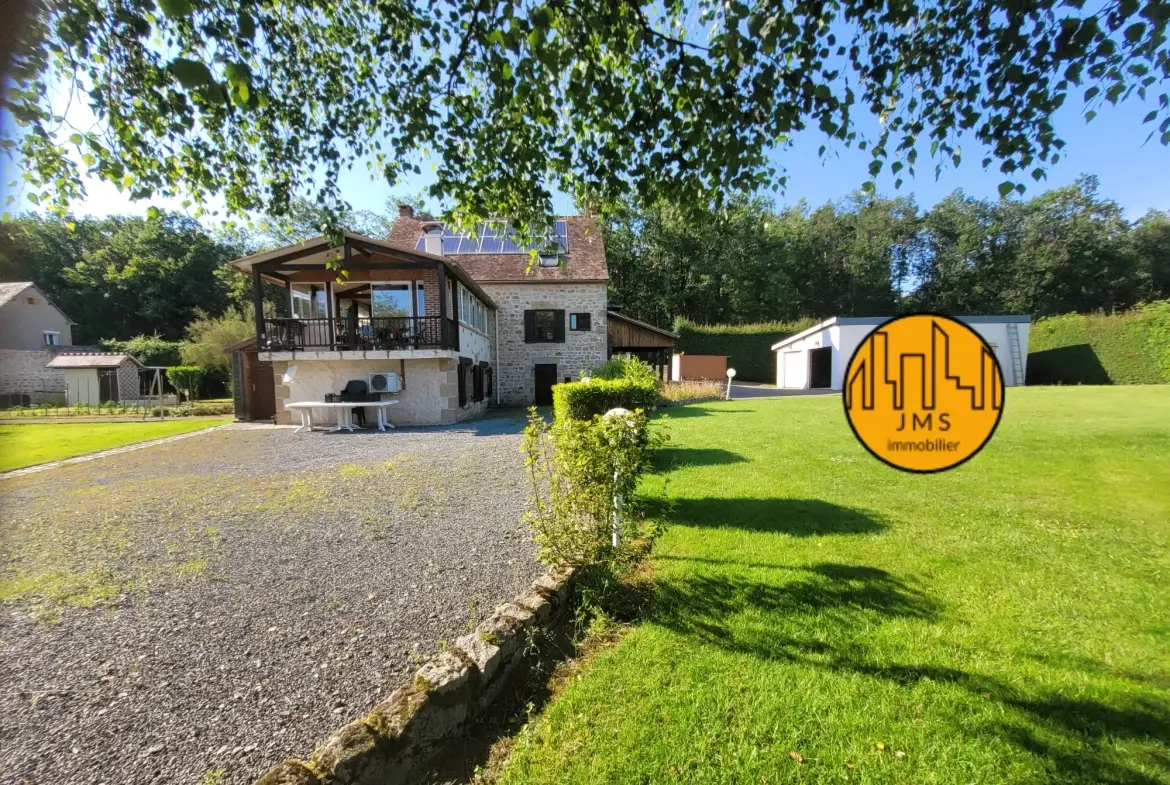 Grande maison familiale à Saint-Hilaire avec véranda, panneaux solaires et dépendances 