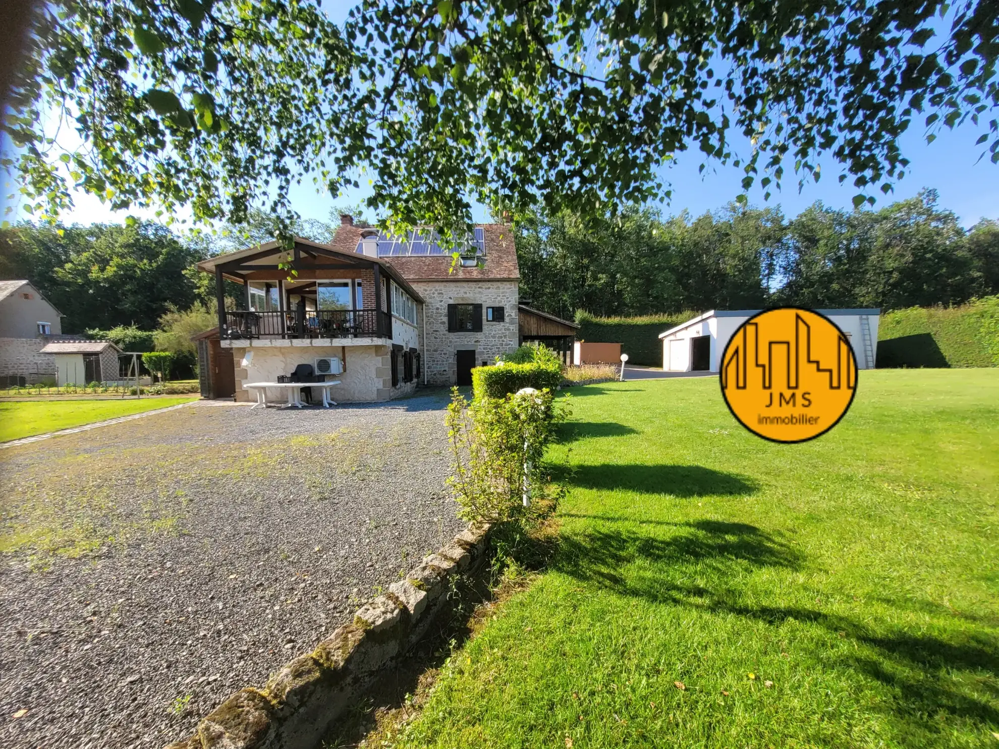 Grande maison familiale à Saint-Hilaire avec véranda, panneaux solaires et dépendances 