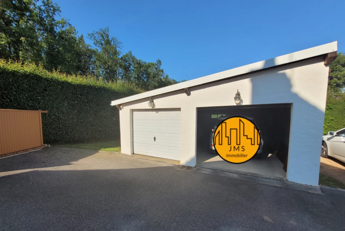 Grande maison familiale à Saint-Hilaire avec véranda, panneaux solaires et dépendances 