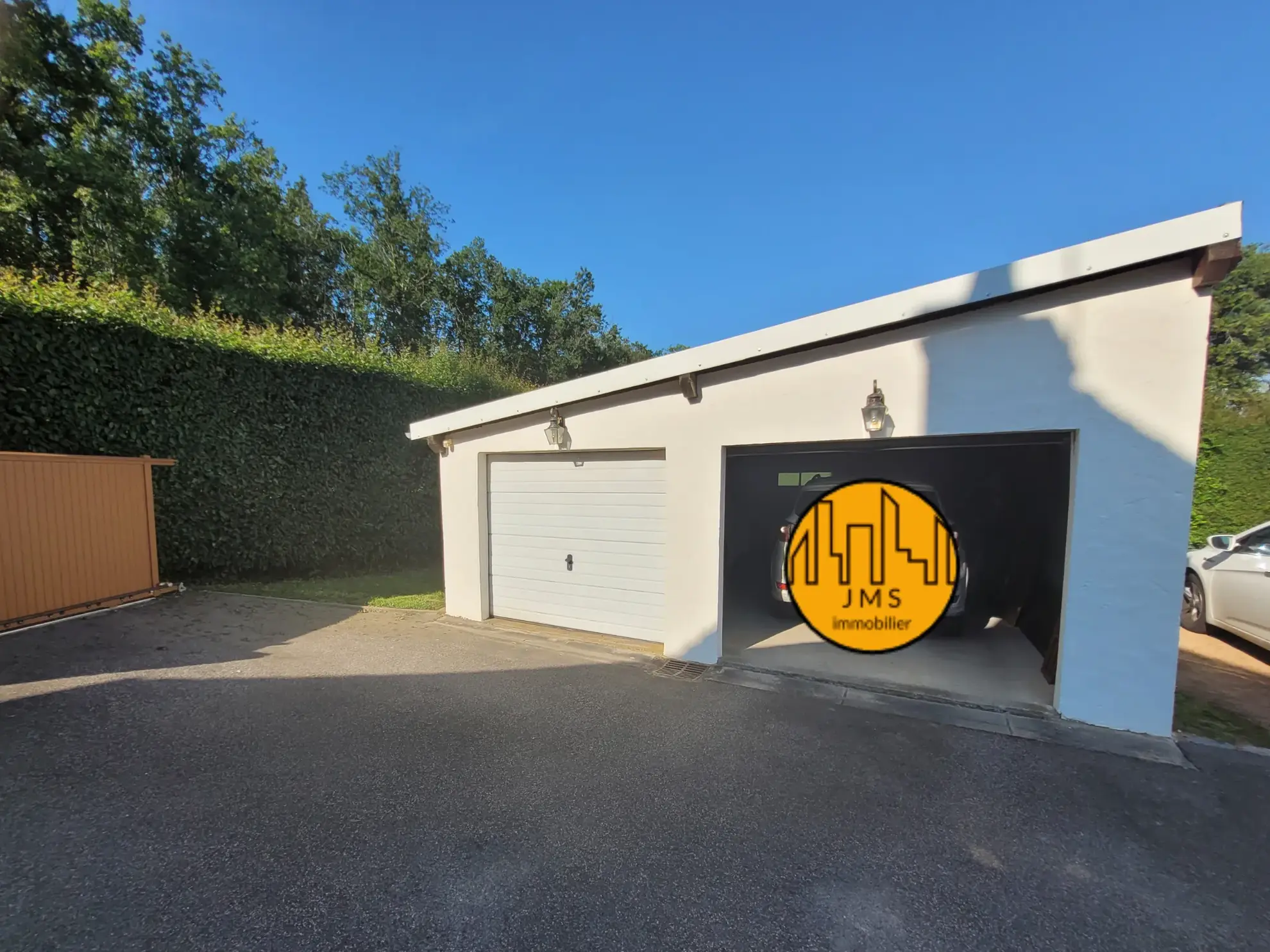 Grande maison familiale à Saint-Hilaire avec véranda, panneaux solaires et dépendances 