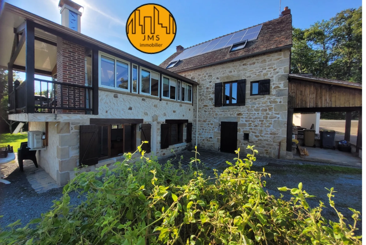 Grande maison familiale à Saint-Hilaire avec véranda, panneaux solaires et dépendances 