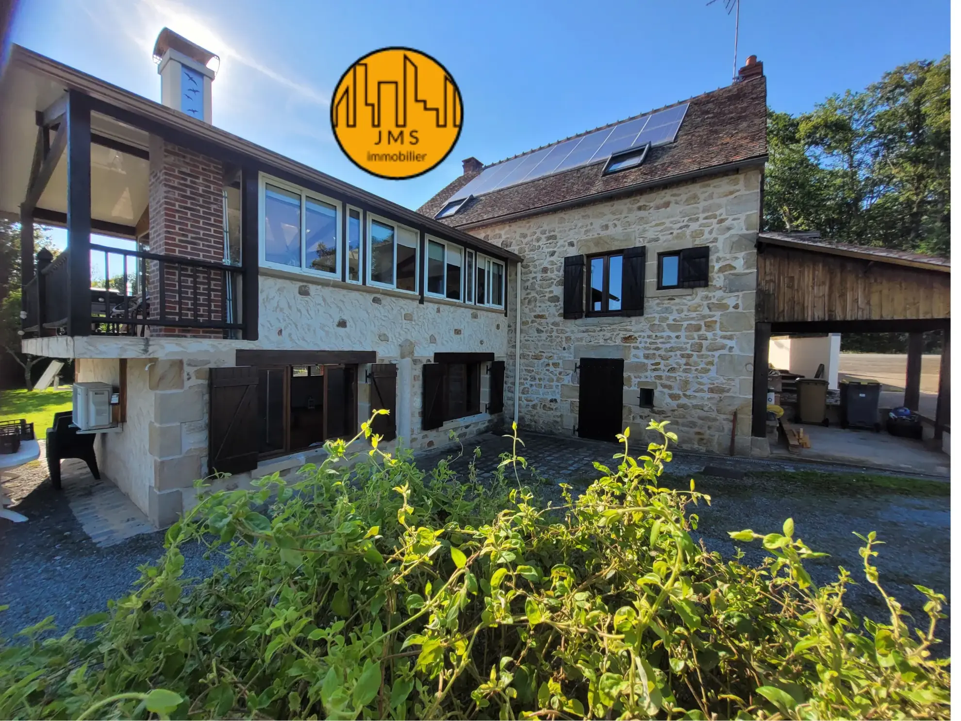 Grande maison familiale à Saint-Hilaire avec véranda, panneaux solaires et dépendances 