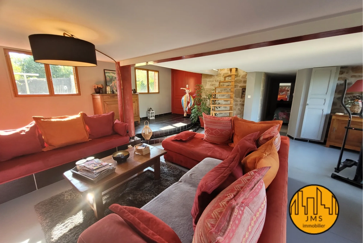 Grande maison familiale à Saint-Hilaire avec véranda, panneaux solaires et dépendances 