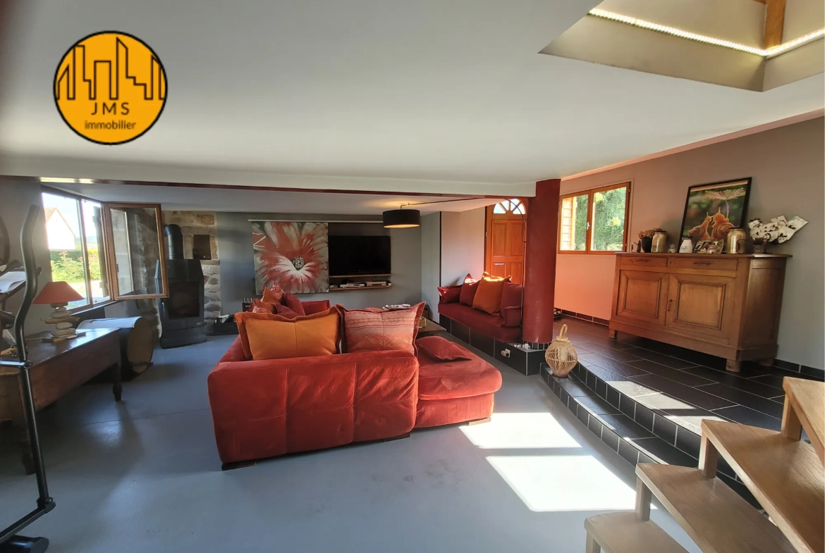 Grande maison familiale à Saint-Hilaire avec véranda, panneaux solaires et dépendances 