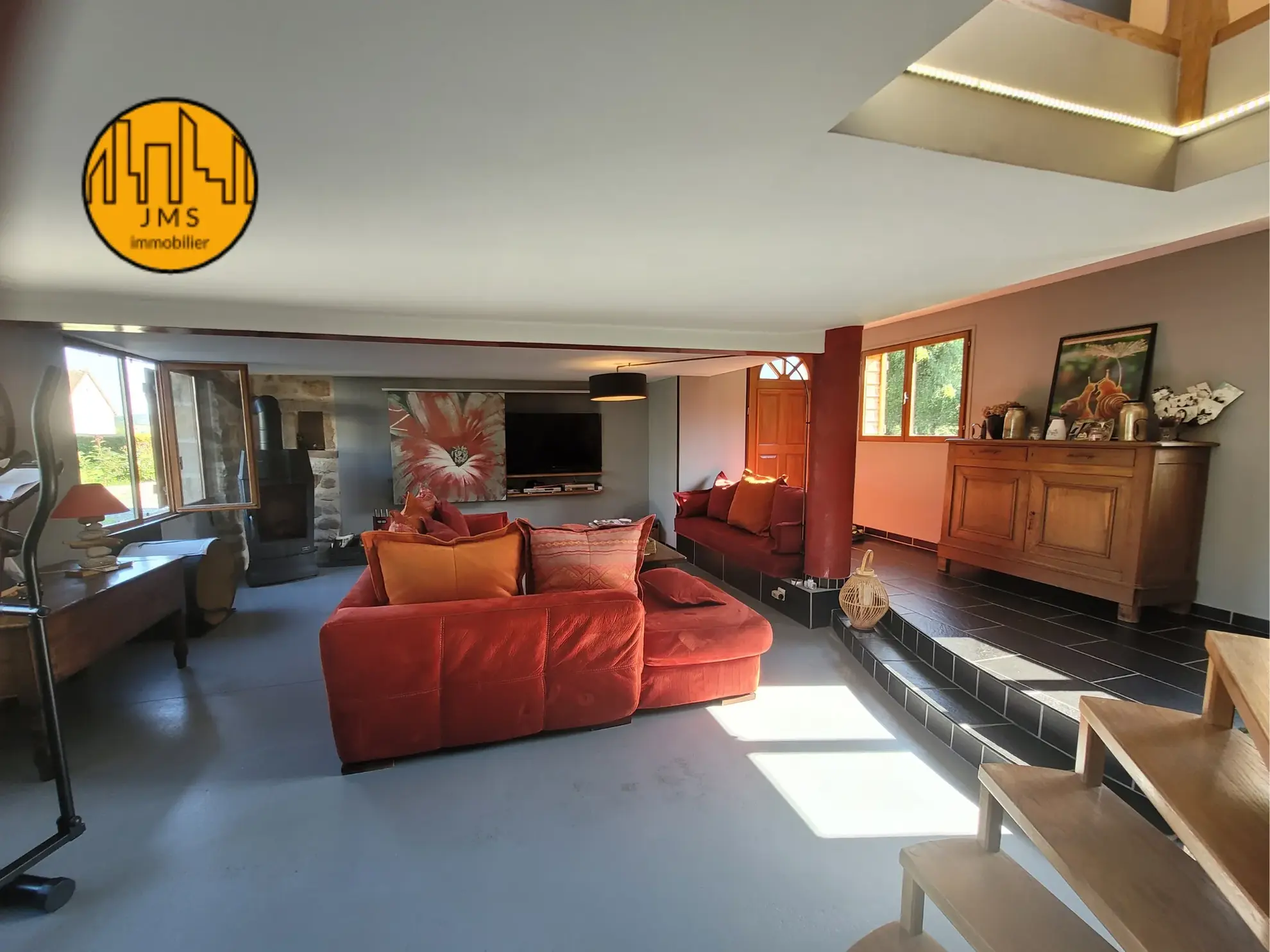 Grande maison familiale à Saint-Hilaire avec véranda, panneaux solaires et dépendances 