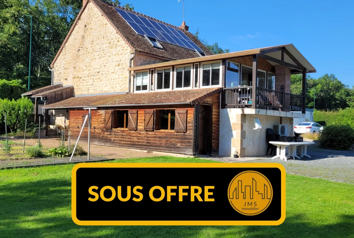 Grande maison familiale à Saint-Hilaire avec véranda, panneaux solaires et dépendances 
