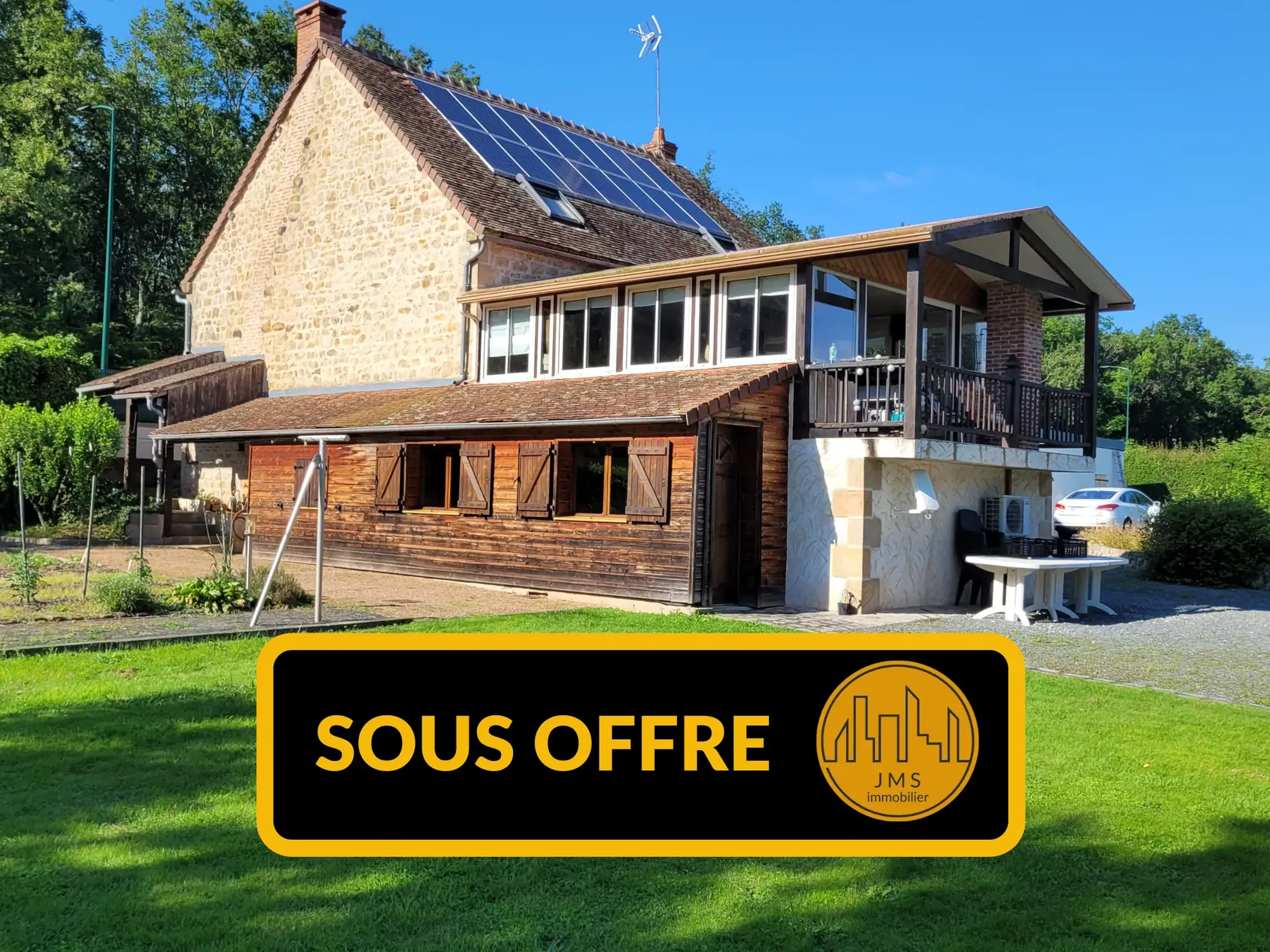 Grande maison familiale à Saint-Hilaire avec véranda, panneaux solaires et dépendances 