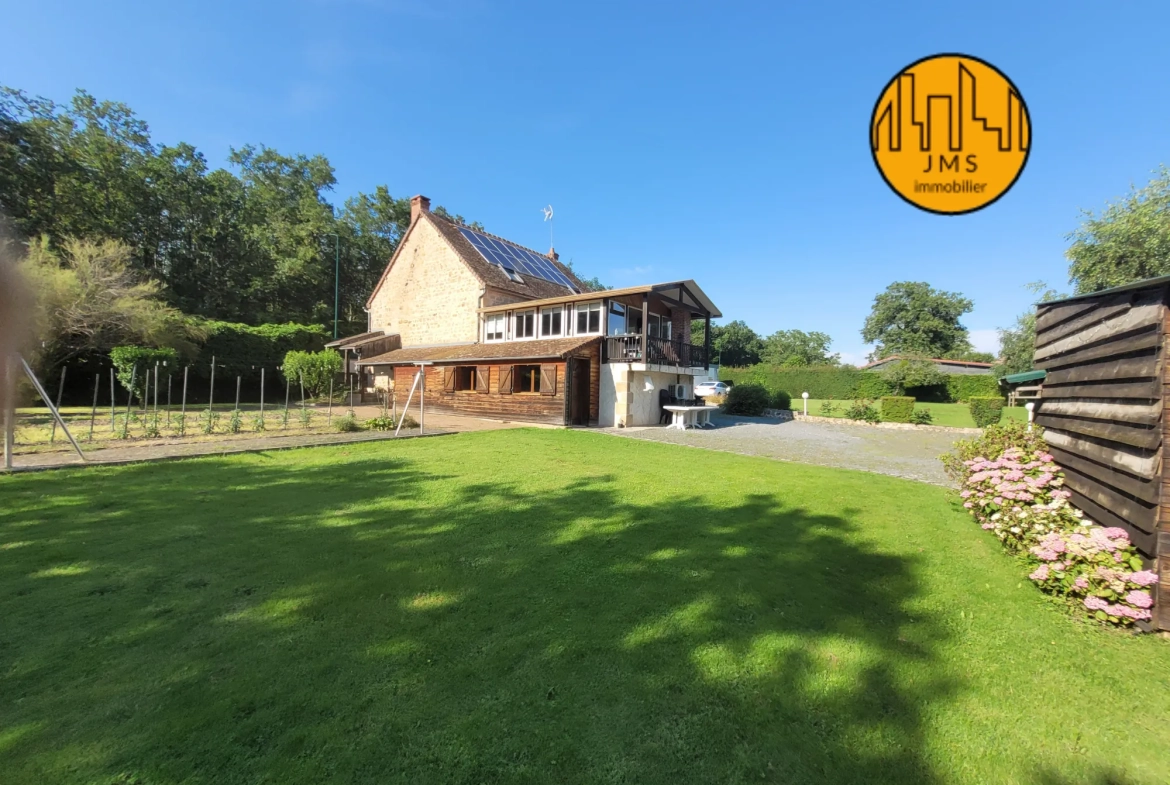 Grande maison familiale à Saint-Hilaire avec véranda, panneaux solaires et dépendances 
