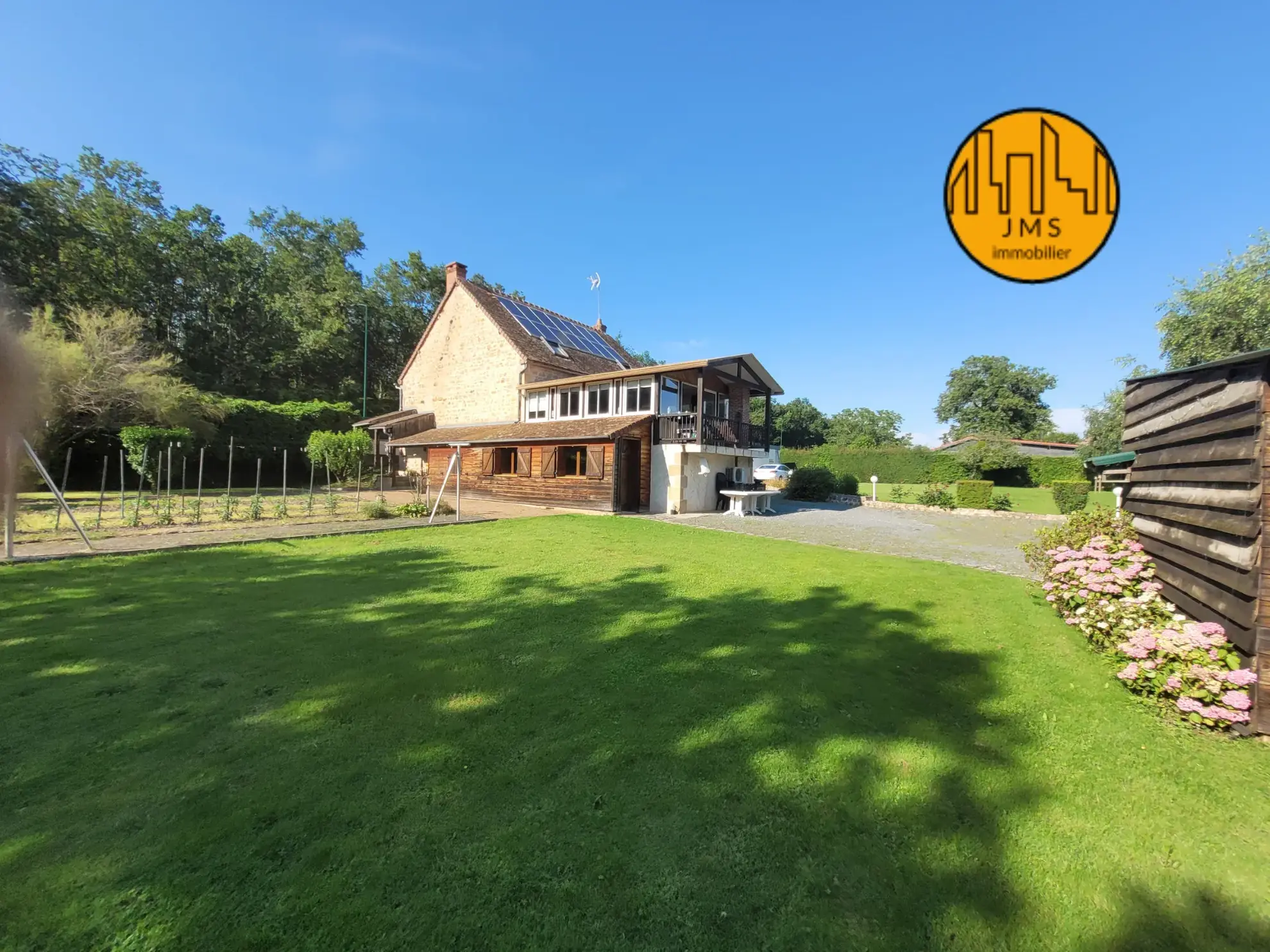 Grande maison familiale à Saint-Hilaire avec véranda, panneaux solaires et dépendances 
