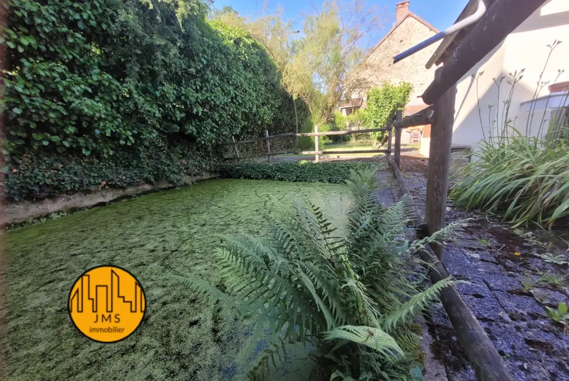 Grande maison familiale à Saint-Hilaire avec véranda, panneaux solaires et dépendances 