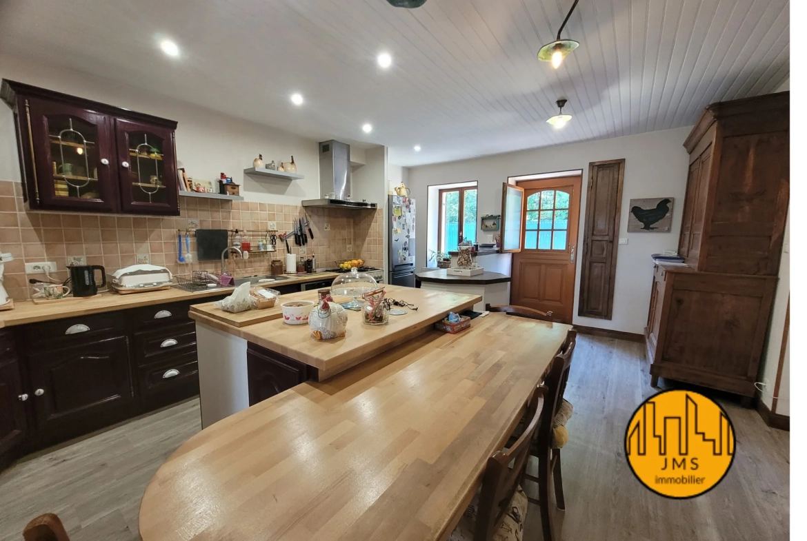 Grande maison familiale à Saint-Hilaire avec véranda, panneaux solaires et dépendances 