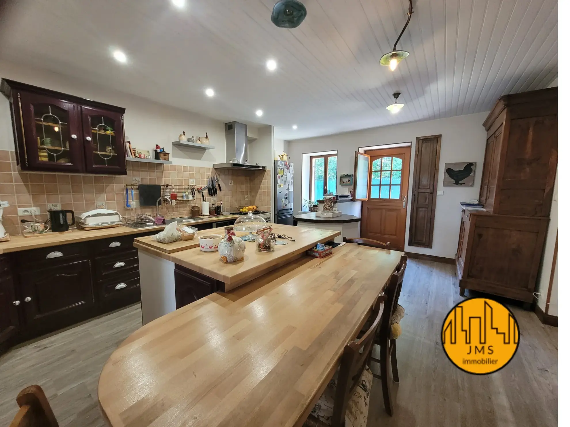 Grande maison familiale à Saint-Hilaire avec véranda, panneaux solaires et dépendances 