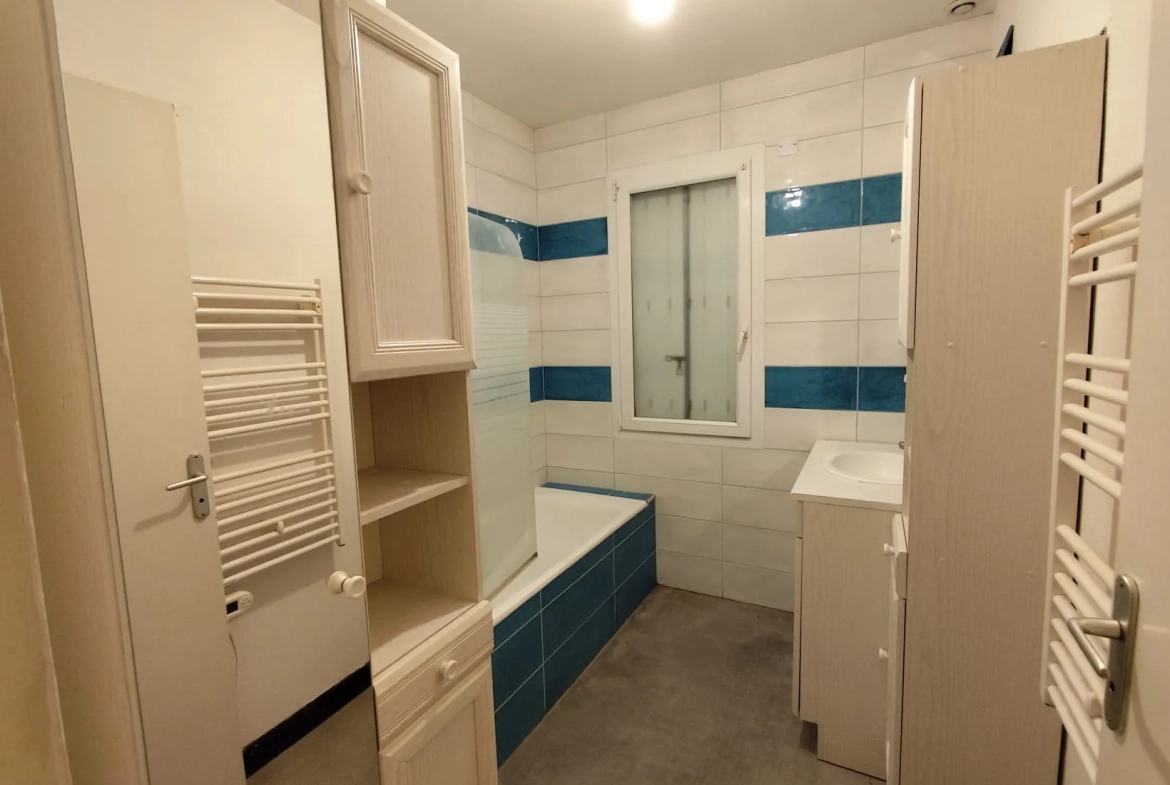 Pavillon avec sous-sol à vendre à Arconnay, 3 chambres, terrain 727 m² 