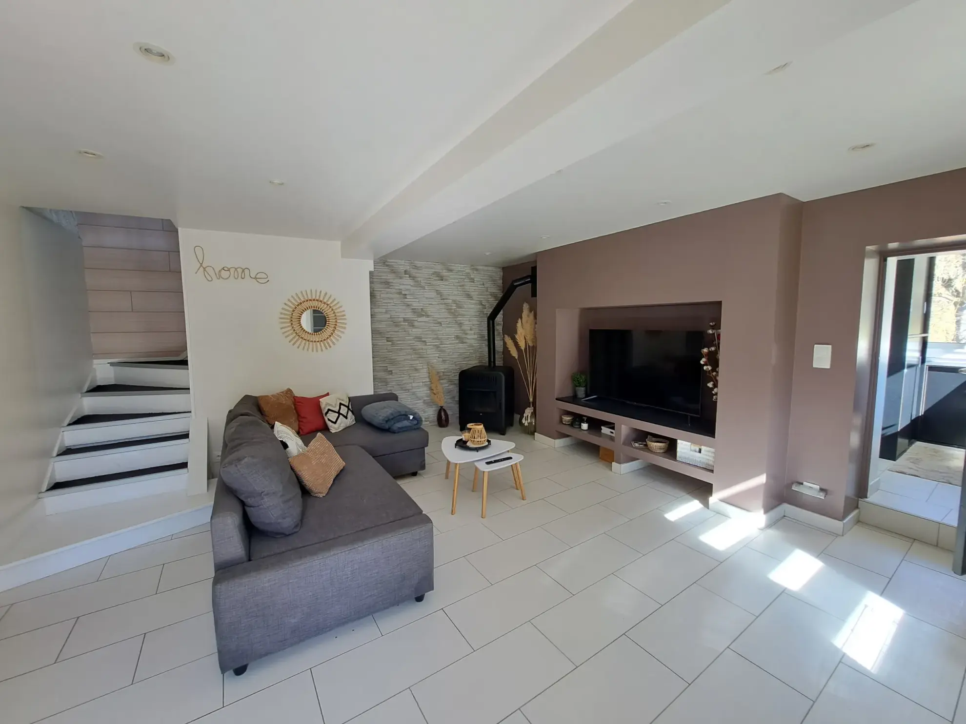 Belle maison avec grand terrain à Charbonnières-les-Vieilles, 136 m², rénovée, avec annexes et espace extérieur 