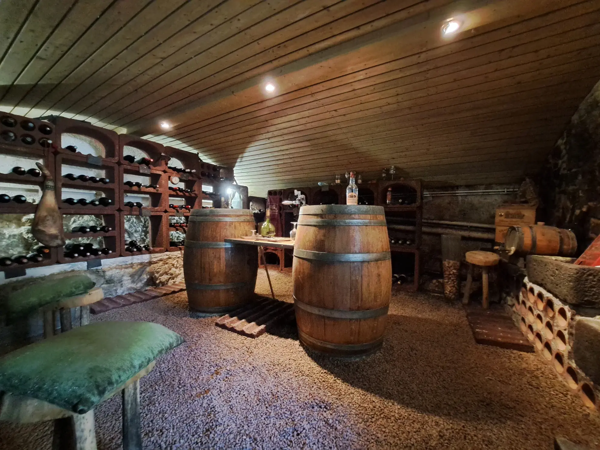 Belle maison avec grand terrain à Charbonnières-les-Vieilles, 136 m², rénovée, avec annexes et espace extérieur 