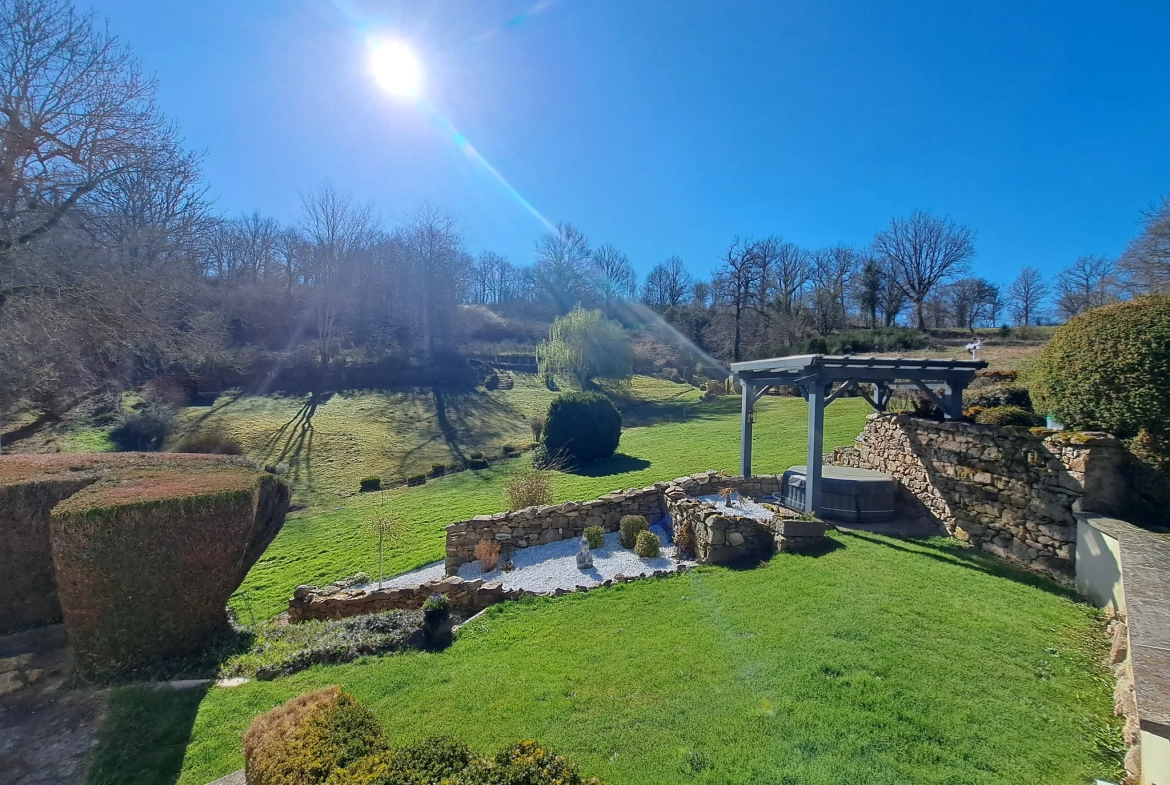 Belle maison avec grand terrain à Charbonnières-les-Vieilles, 136 m², rénovée, avec annexes et espace extérieur 