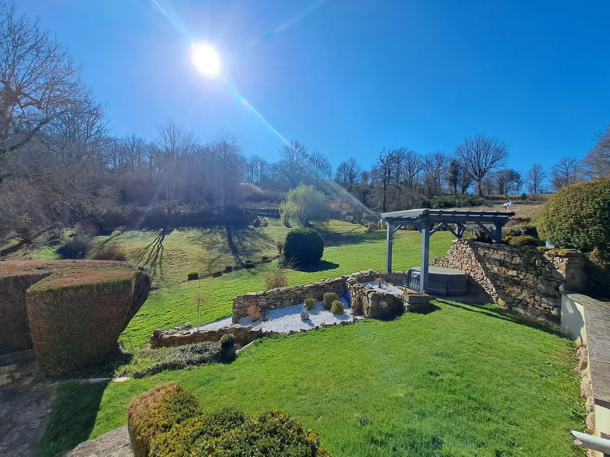 Belle maison avec grand terrain à Charbonnières-les-Vieilles, 136 m², rénovée, avec annexes et espace extérieur 