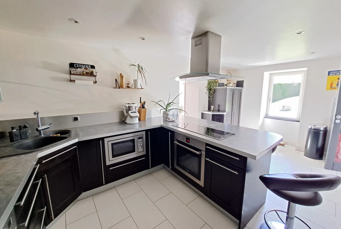 Belle maison avec grand terrain à Charbonnières-les-Vieilles, 136 m², rénovée, avec annexes et espace extérieur 