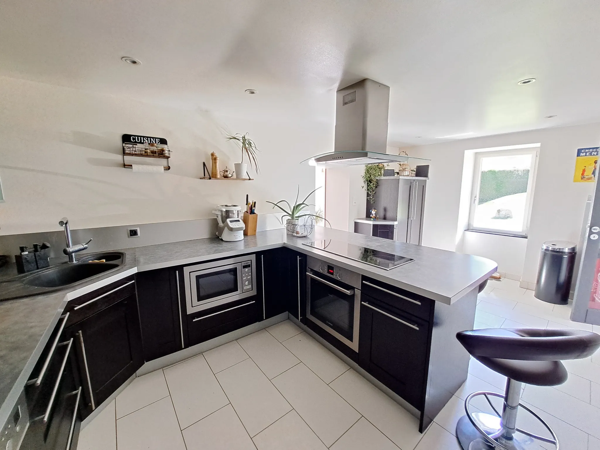 Belle maison avec grand terrain à Charbonnières-les-Vieilles, 136 m², rénovée, avec annexes et espace extérieur 
